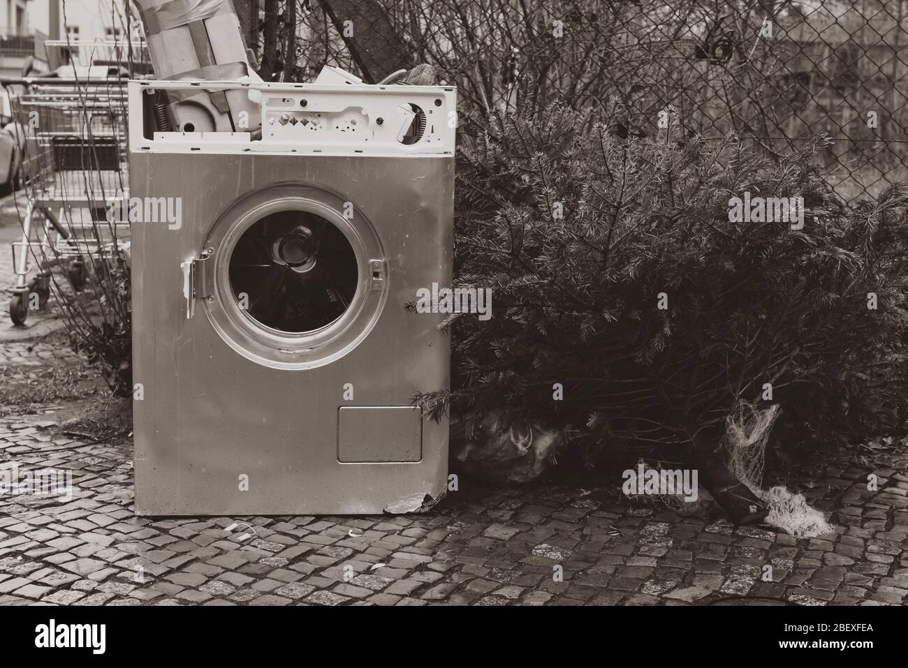 Ancien lave-linge debout sur le trottoir, la pourvoirie dans la rue, les  déchets ménagers, les déchets volumineux dans la rue, photo en noir et  blanc Photo Stock - Alamy