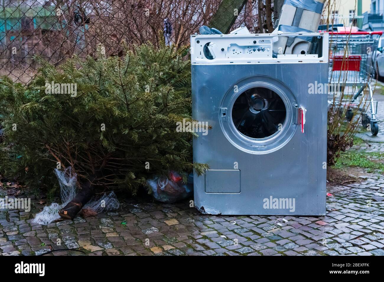 Vieux lave-linge debout sur le trottoir, la pourvoirie dans la rue, les déchets ménagers, les déchets volumineux dans la rue Banque D'Images