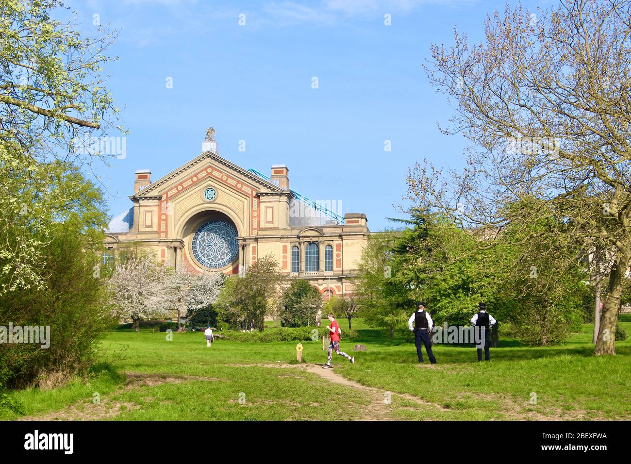 les policiers patrouillent dans les jardins du palais alexandra pendant la pandémie du virus corona pour appliquer les règles de distanciation sociale 2020 avril angleterre royaume-uni Banque D'Images