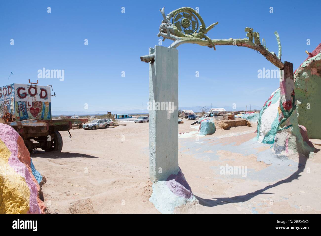 Gates et un camion avec « Dieu » écrit dessus, une partie de l'environnement de l'art du Salut Banque D'Images