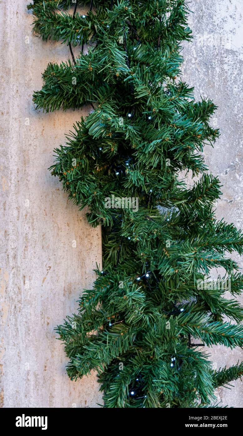 Décoration de Noël sur le mur d'un immeuble d'appartements, l'arbre de Noël décorera le coin de la maison Banque D'Images