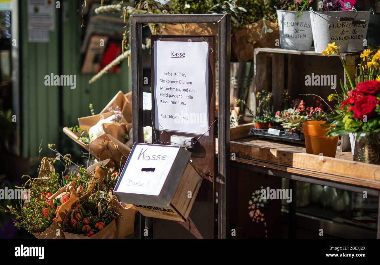 16 avril 2020, Bade-Wuerttemberg, Eßlingen: Un fonds d'affectation spéciale se trouve devant un fleuriste. La vie publique est encore sévèrement restreinte par le coronavirus. Les restrictions de contact imposées en raison de la pandémie ont été prolongées jusqu'au 3 mai au moins. Photo: Christoph Schmidt/dpa Banque D'Images