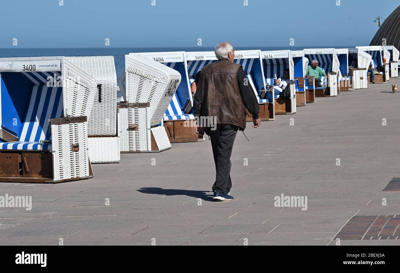 Sylt, Allemagne. 7 avril 2020. Des chaises de plage sont disponibles sur la promenade de Westerland (zu dpa 'pas de vacanciers autorisés sur Sylt - pas tout le monde se conforme'). Crédit: Carsten Rehder/dpa/Alay Live News Banque D'Images