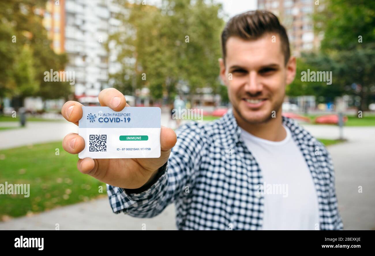 Homme montrant un passeport de santé indiquant qu'il est immunisé contre le coronavirus Banque D'Images Homme montrant un passeport de santé indiquant qu'il est immunisé contre le coronavirus Banque D'Images