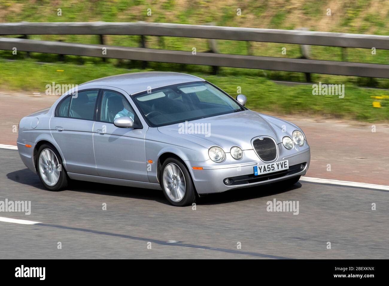 2006 SILVER Jaguar S-Type Sport Diesel Auto ; véhicules routiers pour véhicules automobiles, véhicule de conduite sur route, moteurs, moteur, moteur sur autoroute Banque D'Images