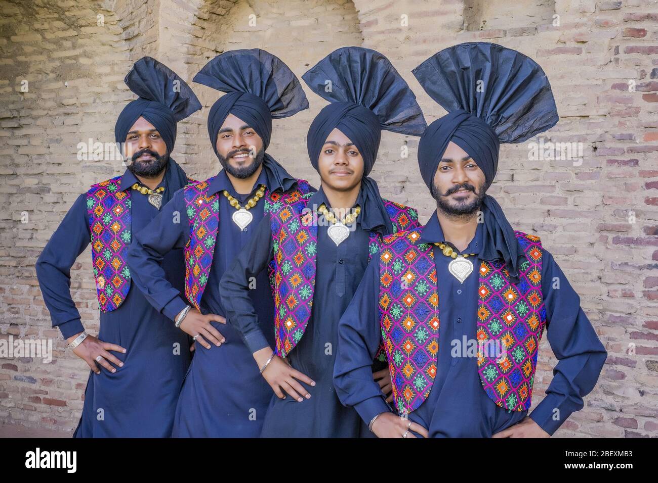 Un groupe d'artistes de danse du Pendjabi Banque D'Images