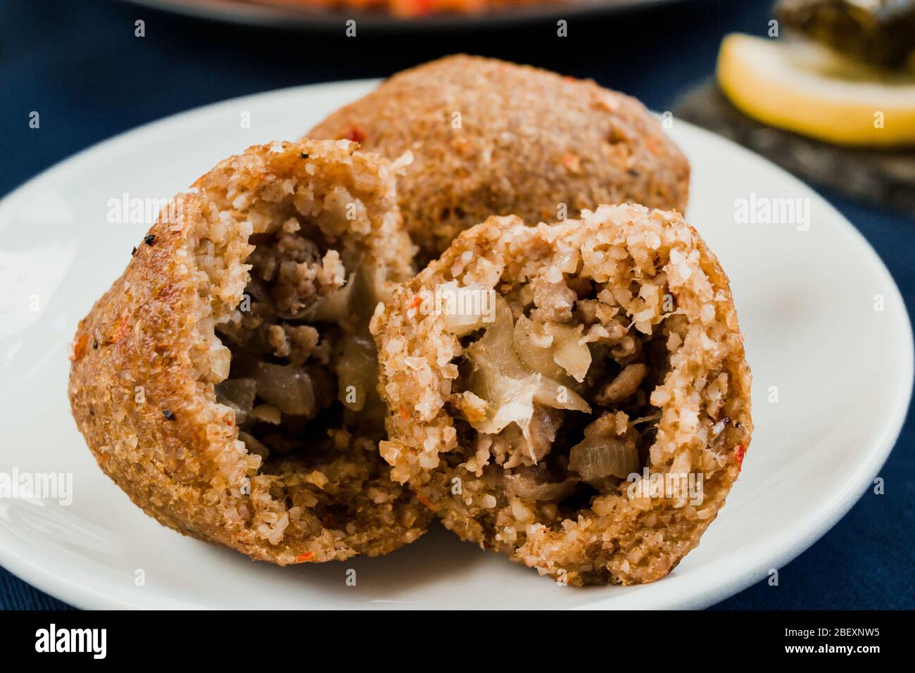 kibbeh sur une plaque. Cuisine traditionnelle des pays arabes Banque D'Images