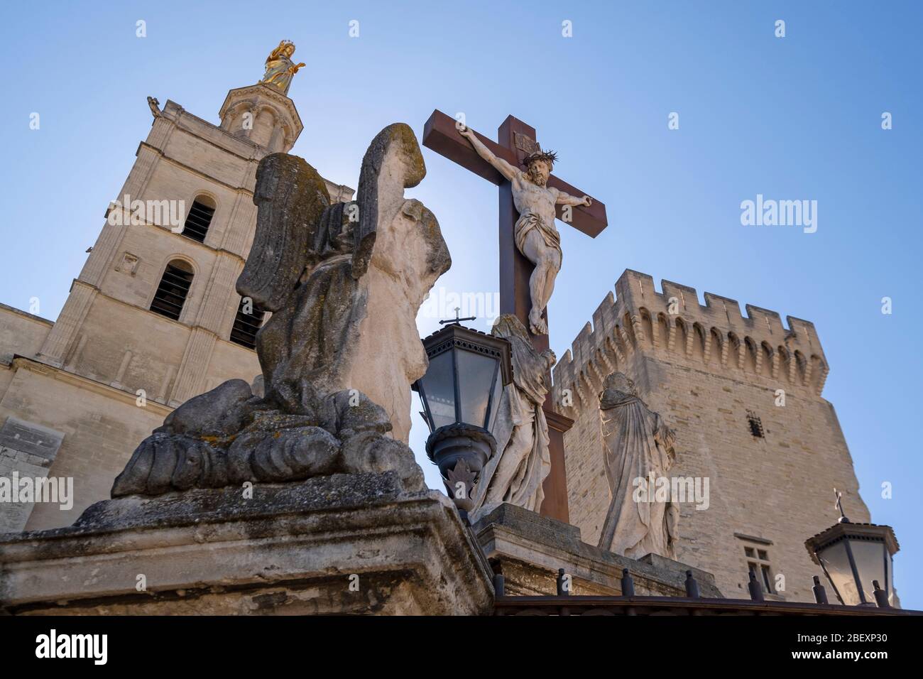 Statue de Jésus Christ crucifié entourée d'anges devant la cathédrale notre Dame des Doms d'Avignon à Avignon, France, Europe Banque D'Images