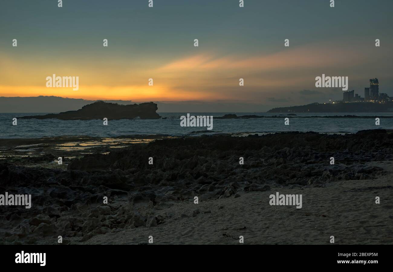 Immense usine de ciment ou mine sur une falaise près de l'océan Indien à Bayu, Banten, Java, Indonésie. Beau coucher de soleil Banque D'Images