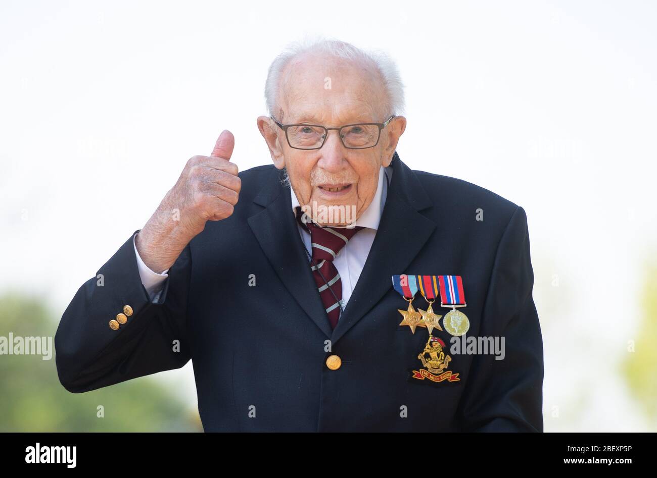 Le vétéran de guerre de 99 ans, Tom Moore, dans sa maison de Marston Morelaine, dans le Bedfordshire, a atteint son objectif de 100 tours dans son jardin, ce qui a permis de recueillir plus de 12 millions de livres pour le NHS. Banque D'Images