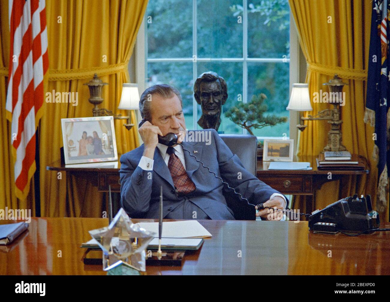 Le 23 juin 1972. Le président Nixon est assis à son bureau, des photos de famille et la statuette buste Lincoln sont visibles derrière lui. Les images prises pendant une campagne documentaire a été filmé. Banque D'Images