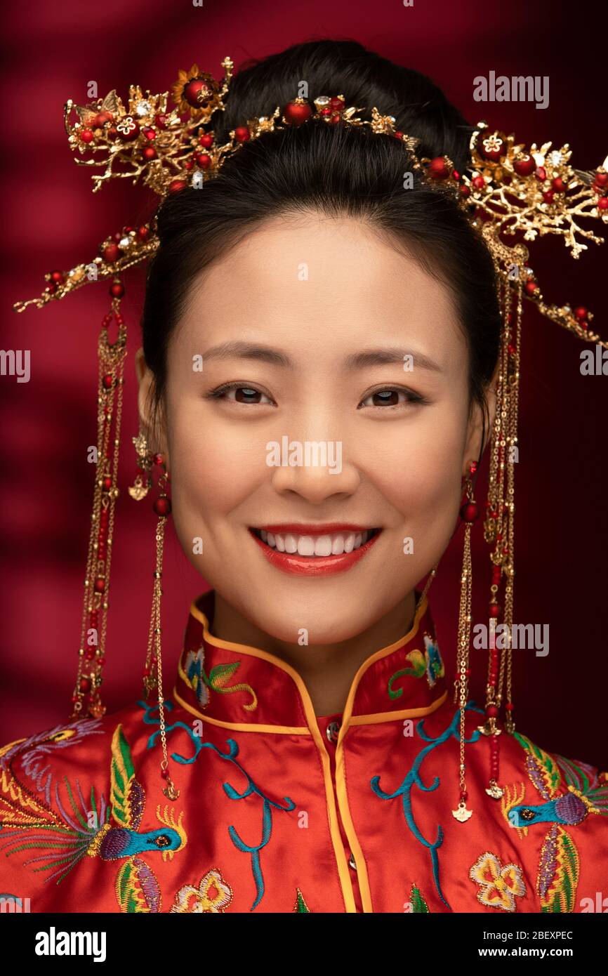 Le magnifique visage de maquillage de mariée chinois présente Banque D'Images