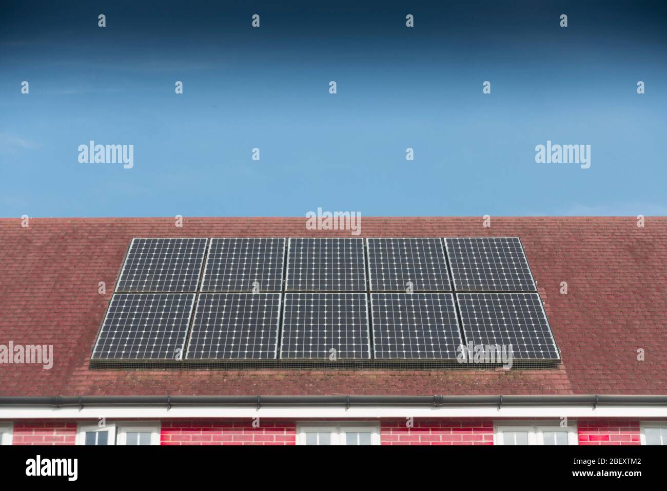 Panneaux solaires sur un toit de maison Banque D'Images