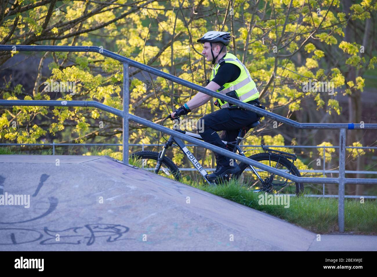 Glasgow Royaume-Uni. 15 avril 2019. Photo : patrouille de police de la région de Kelvingrove de Glasgow pendant le verrouillage du Coronavirus. Crédit : Colin Fisher/Alay Live News. Banque D'Images