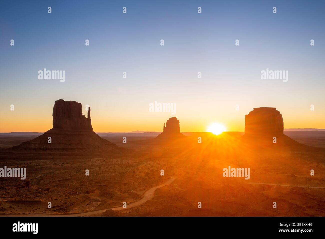 États-Unis États-Unis Monument Valley lever du soleil levers sur l'horizon à l'aube heure d'or Utah Arizona Navajo Nation Tribal Park Banque D'Images