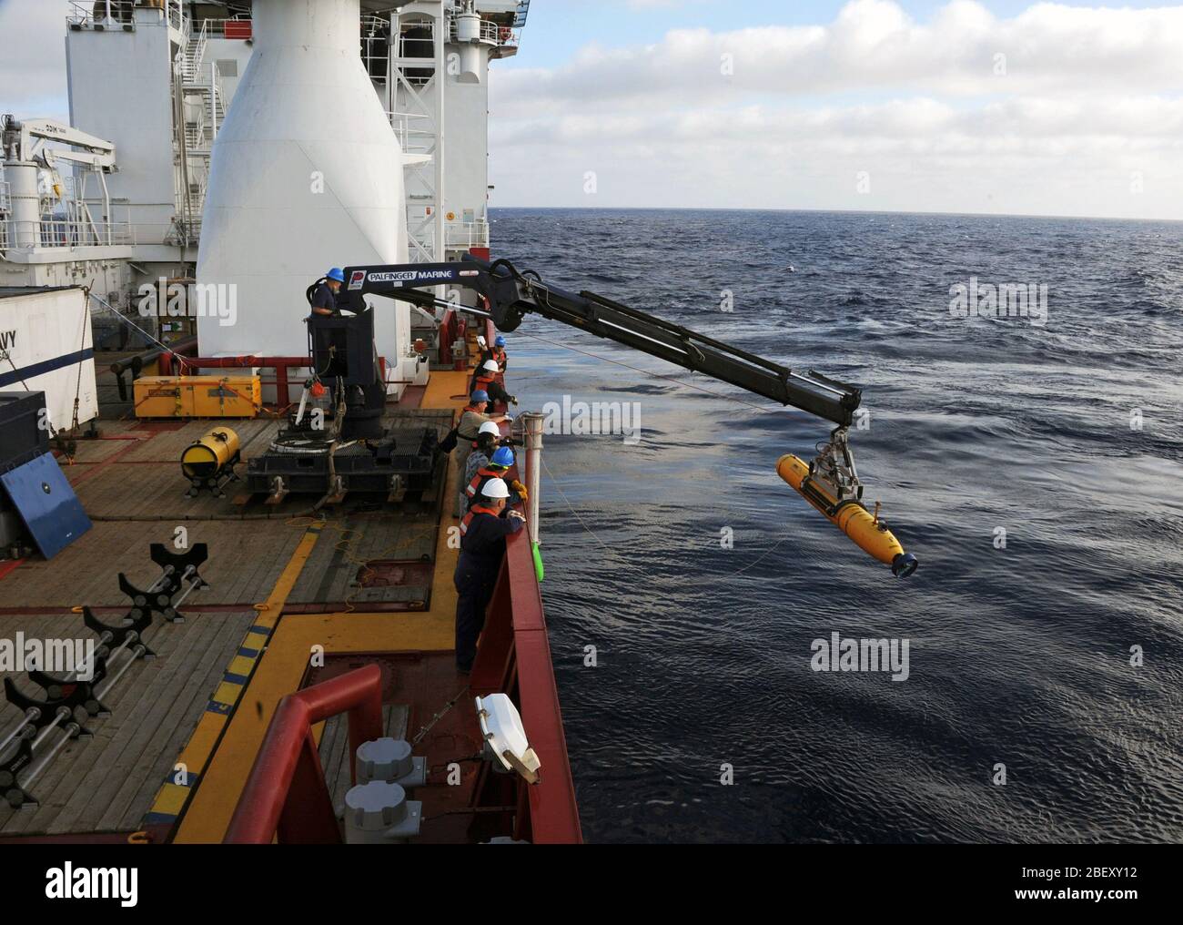 Océan Indien (14 avril 2014) les opérateurs à bord des navires de la marine australienne Ocean Shield déplacer le thon rouge de la Marine américaine Artemis 21 véhicule sous-marin autonome en position de déploiement. En utilisant un sonar à balayage latéral, le thon va descendre à une profondeur comprise entre 4 000 et 4 500 mètres, à environ 35 mètres au-dessus de l'océan. La Force opérationnelle 658 est en appui à l'Opération Sud de l'Océan Indien, à la recherche de la Malaysia Airlines Flight 370 disparus. Banque D'Images