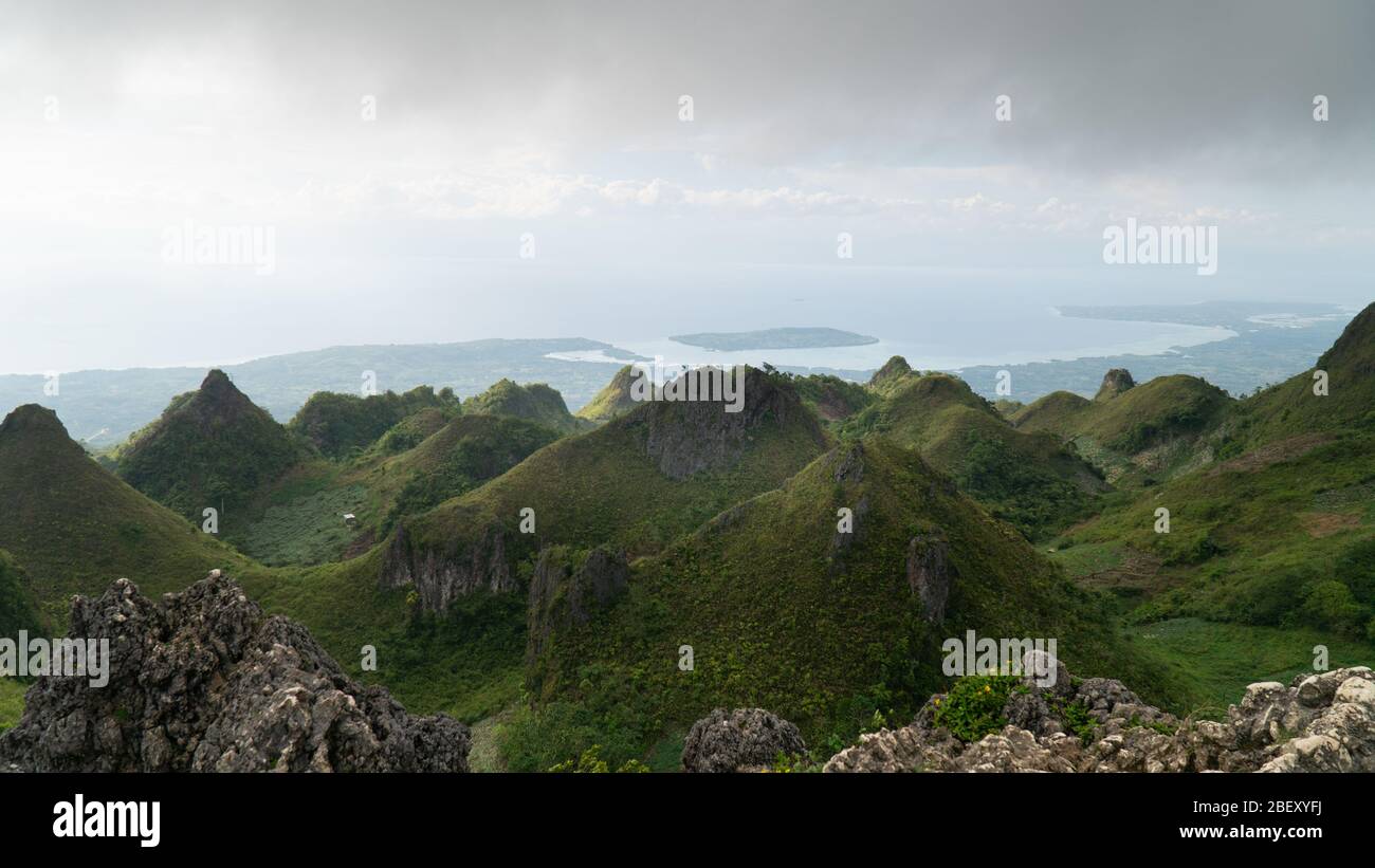 Point de vue sur la randonnée du pic Osmena sur l'île de Cebu, aux Philippines. Célèbre pour ses nombreux pics verdoyants et luxuriants, Banque D'Images