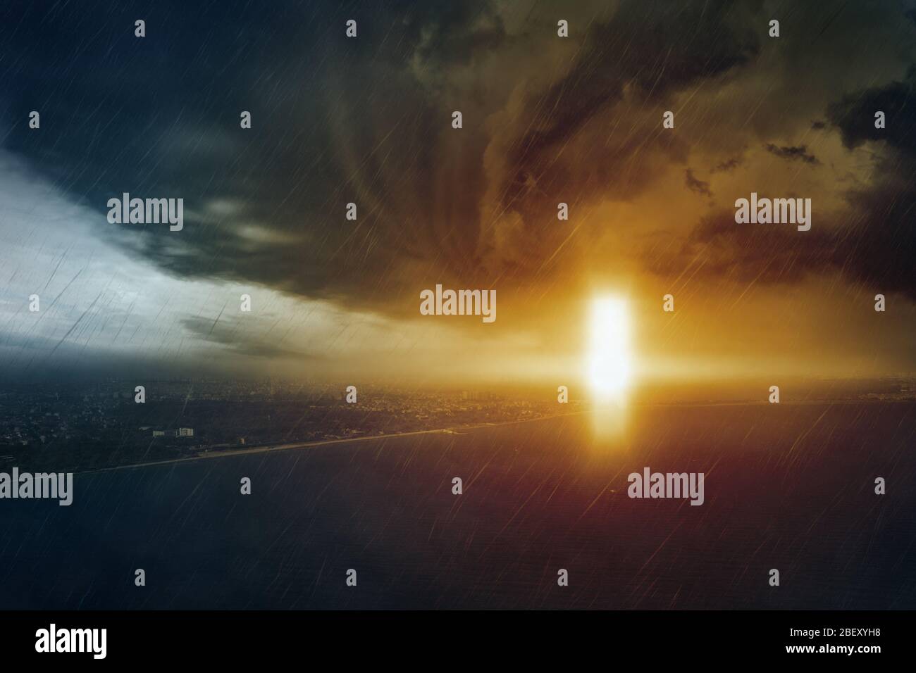 Un contexte religieux apocalyptique dramatique - porte à l'enfer, fin du monde, jour du jugement, nuages sombres de tempête avec pluie tombante Banque D'Images