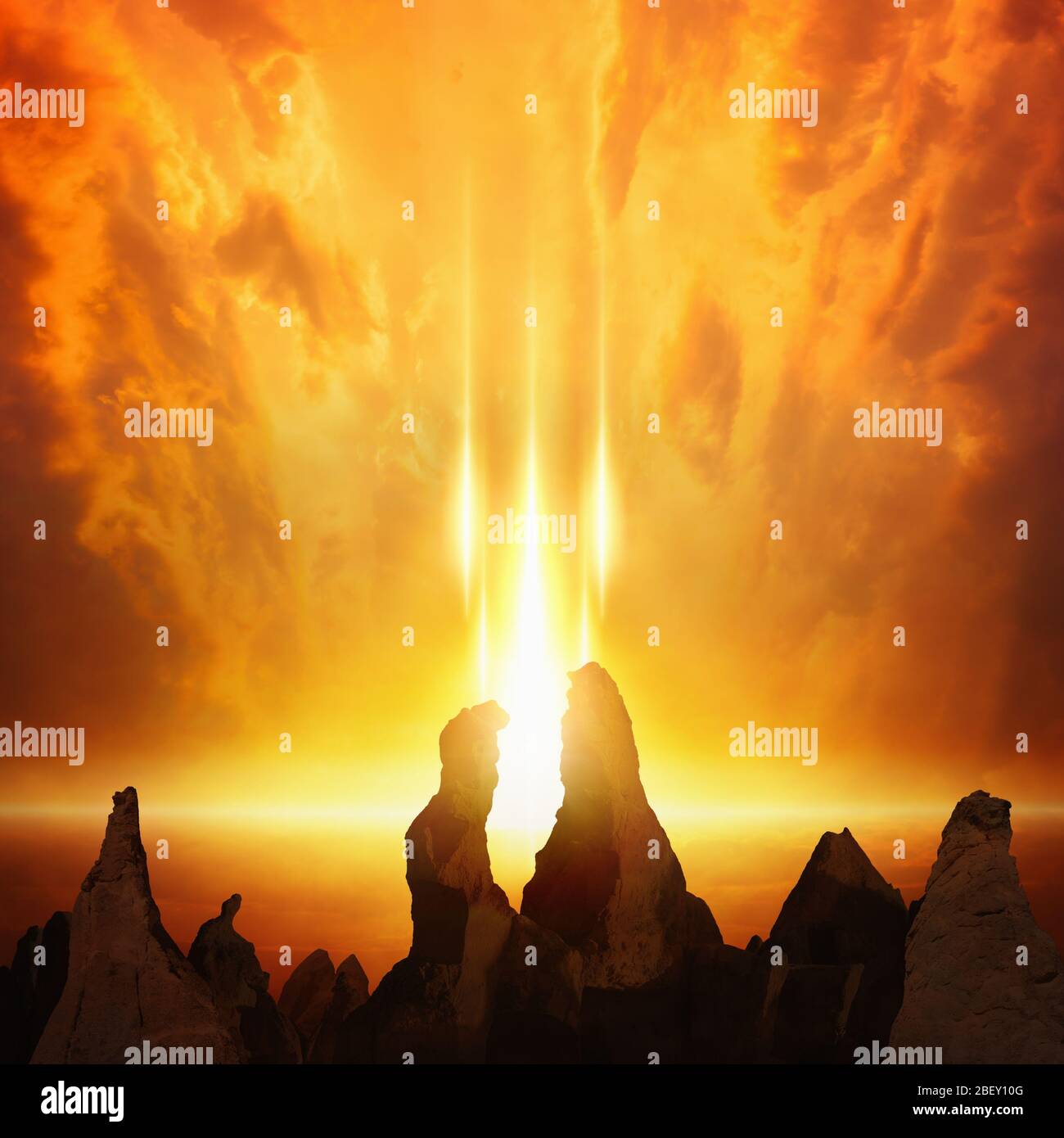 Un contexte apocalyptique dramatique - les forces du mal arrivent, le jour du jugement arrive, porte en enfer. Silhouettes de hautes roches sur le ciel rouge brillant. Banque D'Images