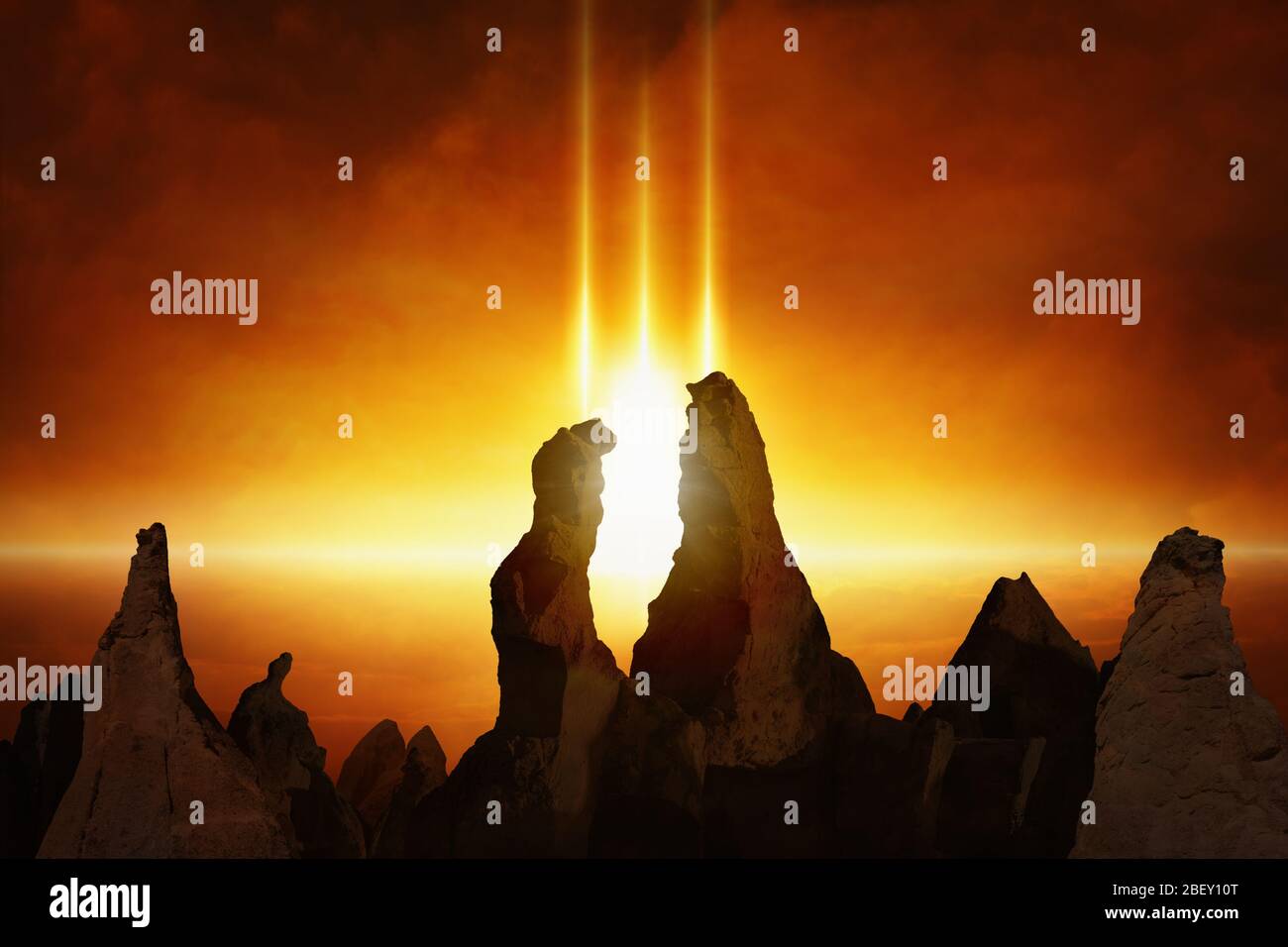 Un contexte apocalyptique dramatique - les forces du mal arrivent, le jour du jugement arrive, porte en enfer. Silhouettes de hautes roches sur le ciel rouge brillant. Banque D'Images