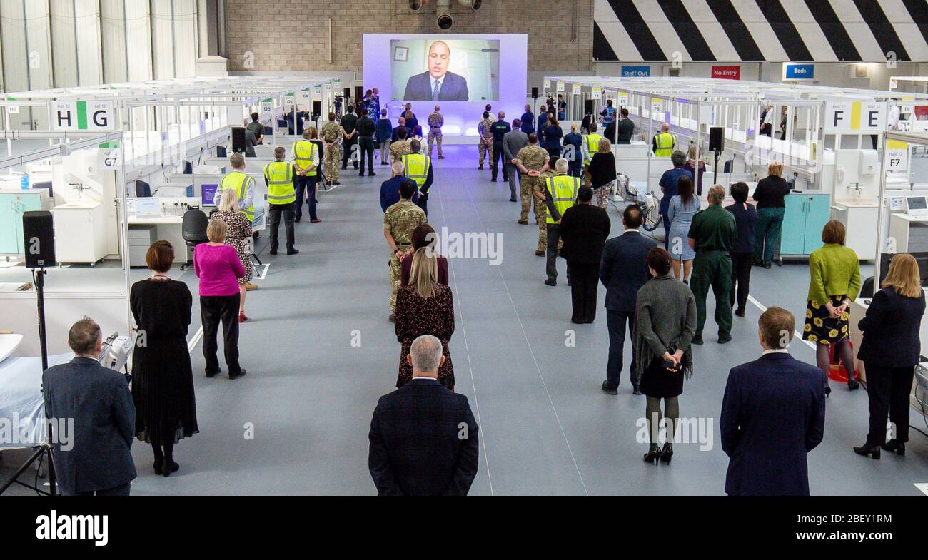 SOUS EMBARGO JUSqu'à 1330 jeudi 16 avril 2020. Le duc de Cambridge parle par vidéolink lorsqu'il ouvre officiellement l'hôpital NHS Nightingale Birmingham, au National Exhibition Centre (NEC). Banque D'Images