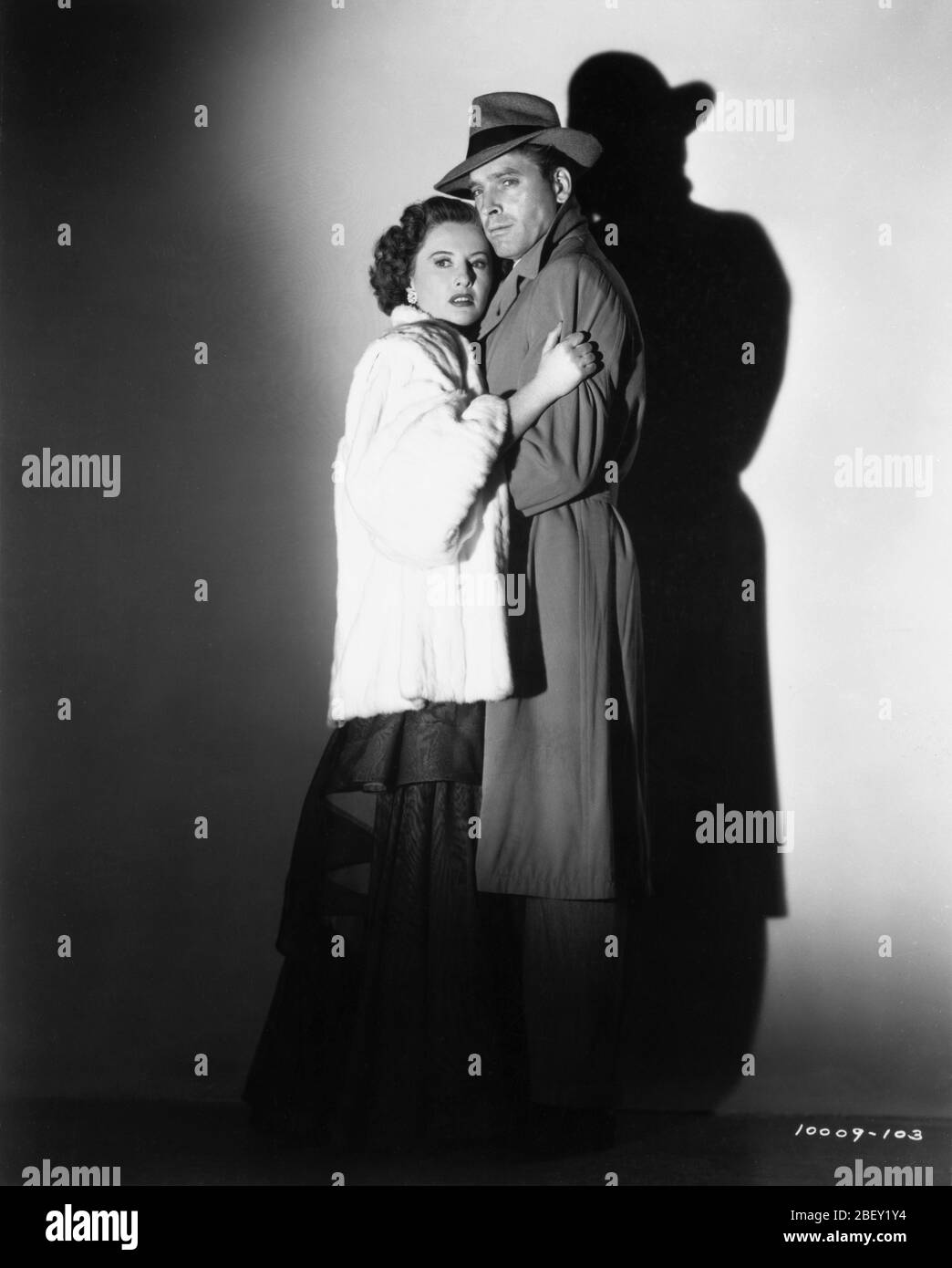 BARBARA STANWYCK et BURT LANCASTER posaient Publicity Portrait pour DÉSOLÉ, MAUVAIS NUMÉRO 1948 réalisateur ANATOLE LITVAK radio play et scénario LUCILLE FLETCHER musique Franz Waxman Hal Wallis Productions / Paramount Pictures Banque D'Images