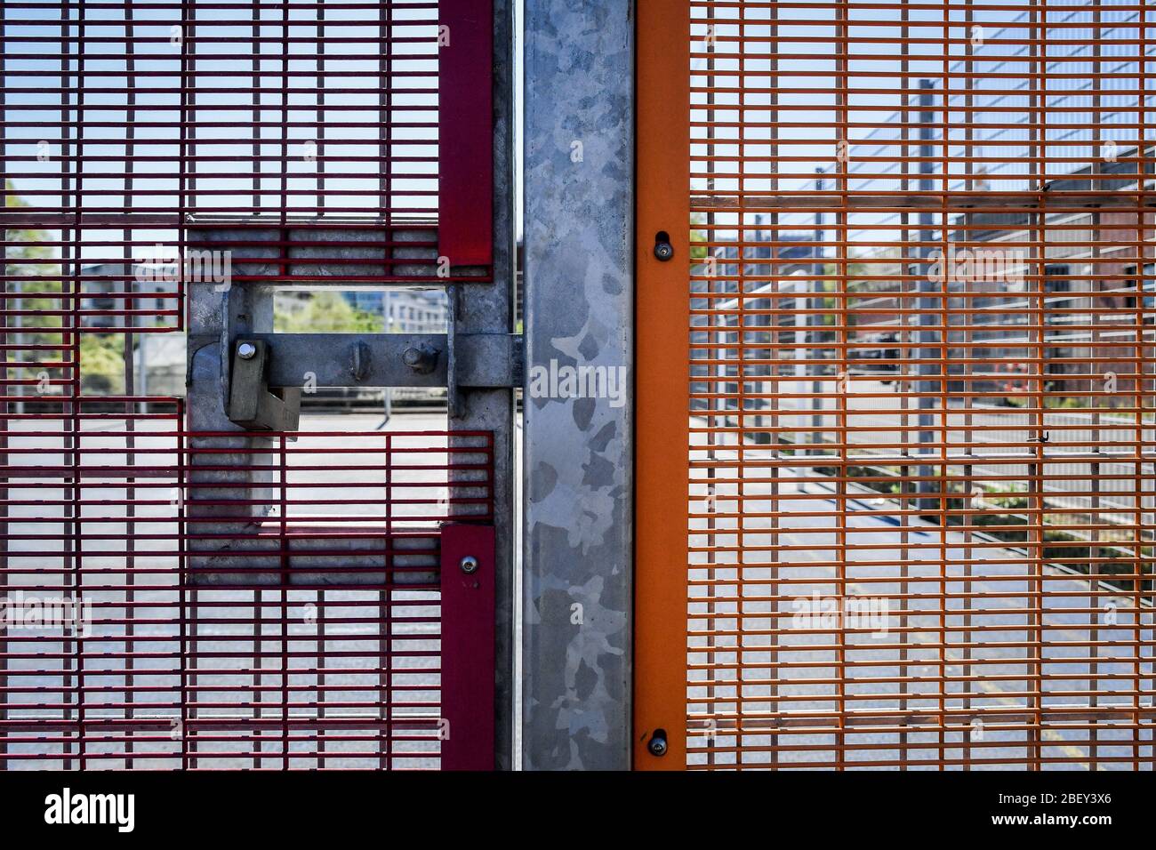 REMARQUE : L'IMAGE 10 D'UN ENSEMBLE de 35 IMAGES COMPORTANT DES PORTES D'ENTREPRISE ET DES LIEUX FERMÉS AU Royaume-Uni VERROUILLE UN cadenas et un boulon pour fixer la clôture en mesh à un terrain de cinq-A-Side à Bristol afin d'empêcher l'accès au Royaume-Uni, qui continue à être bloqué pour aider à freiner la propagation de le coronavirus. Banque D'Images