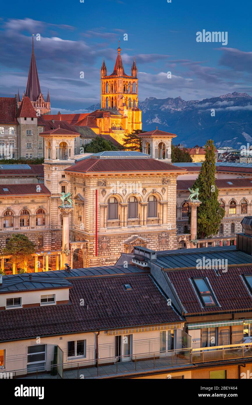 Ville de Lausanne. Image cityscape du centre-ville de Lausanne, Suisse pendant l'heure du bleu crépuscule. Banque D'Images