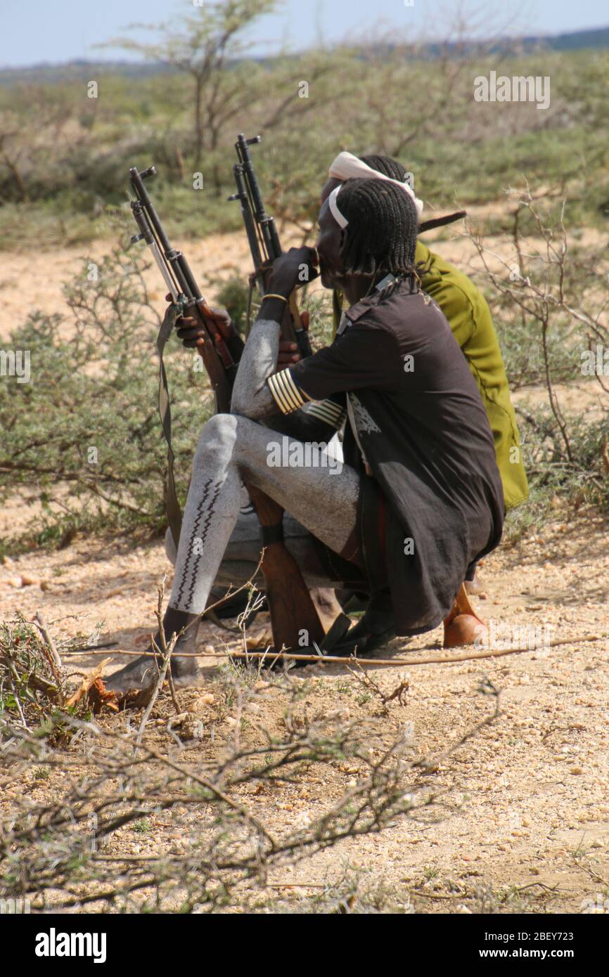 Des tribhommes de Hamar, photographiés avec des fusils AK-47 dans la vallée de la rivière Omo, en Ethiopie Banque D'Images