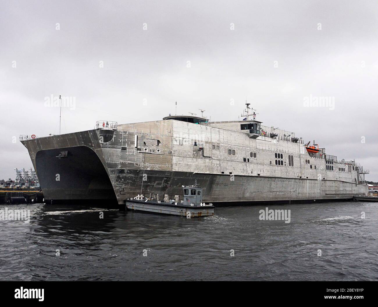 VIRGINIA BEACH, en Virginie (fév. 16, 2013) Le transport maritime militaire conjointe commande bateau à grande vitesse l'USNS Lance (JHSV-1) tire en Creek-Fort expéditionnaire Base Little Story. Lance est le premier des neuf communes de la Marine les navires à grande vitesse et est conçu pour un transport intra-théâtre de troupes et de matériel militaire Banque D'Images