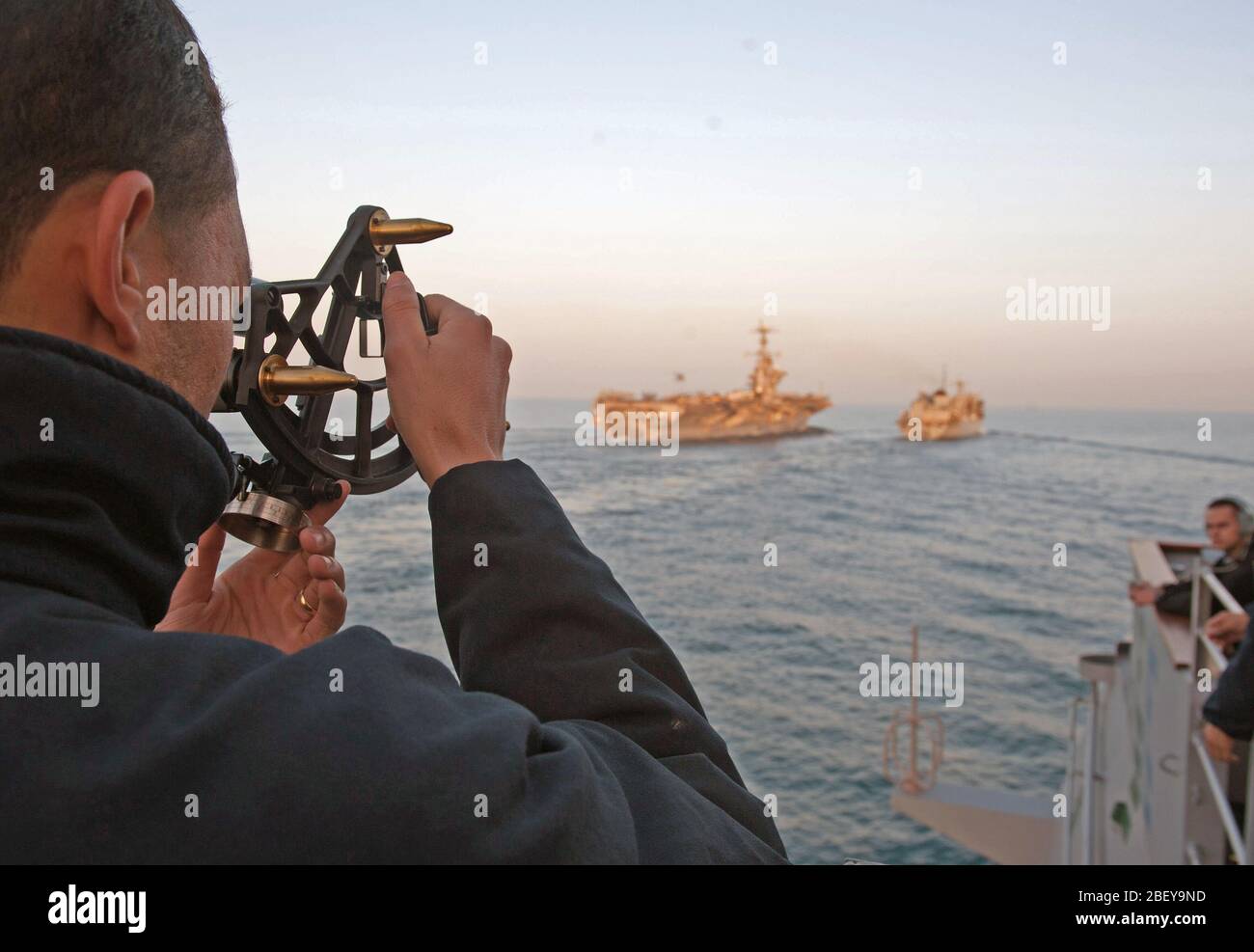 (Janvier 1985). 2, 2013) un quartier-maître 3ème classe utilise une statometer à bord de la classe Ticonderoga croiseur lance-missiles USS Mobile Bay (CG 53) pour mesurer la distance du navire à l'écart de la mission de combat militaire rapide Commande de navire USNS Bridge (T-AOE 10) au cours d'un ravitaillement en mer. La baie de Mobile est déployé avec le John C. Stennis Strike Group pour la 5e Flotte des États-Unis zone de responsabilité des opérations de sécurité maritime, les efforts de coopération en matière de sécurité dans le théâtre et missions d'appui pour l'opération Enduring Freedom. Banque D'Images