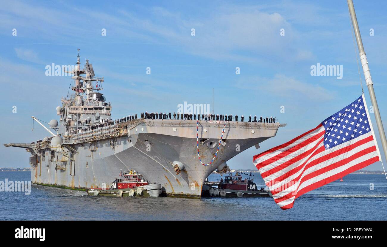 La NORFOLK (déc. 20, 2012) Le navire d'assaut amphibie USS Iwo Jima (DG 7) retourne à Norfolk Naval Station après un déploiement de neuf mois aux États-Unis la 5ème et la 6ème flotte domaines de responsabilité. Le homecoming marque la fin de l'Iwo Jima du groupe amphibie (IWOARG) déploiement, où ses navires appuyé l'opération Enduring Freedom, Exercices African Lion, lion avide et international contre les mines de l'exercice 2012, et procédé à des opérations de sécurité maritime (ASM), et les efforts de coopération en matière de sécurité dans le théâtre de la Méditerranée et mer d'Arabie. Banque D'Images