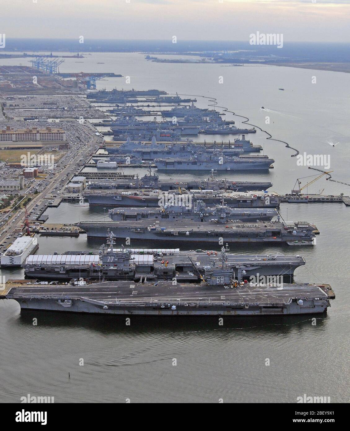La NORFOLK (déc. 20, 2012) Le porte-avions USS Dwight D. Eisenhower (CVN 69), USS George H. W. Bush (CVN 77), de l'USS Enterprise (CVN 65), USS Harry S. Truman (CVN 75), et l'USS ABRAHAM LINCOLN (CVN 72) sont au port à Naval Station Norfolk, Va., le monde plus grand station navale. Banque D'Images