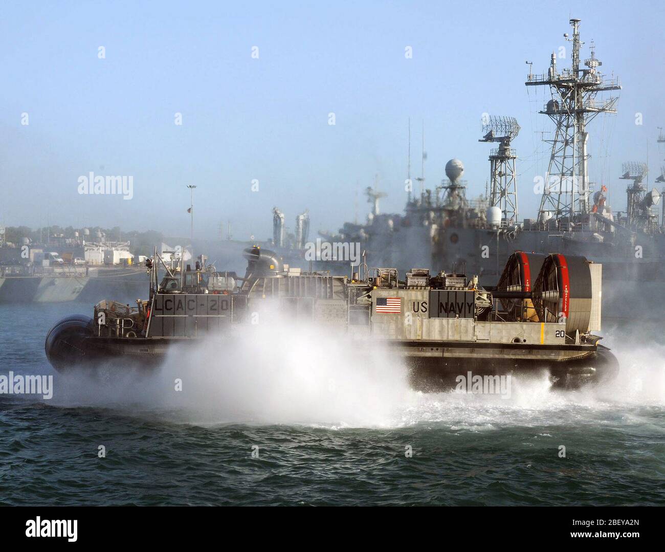 ROTA, ESPAGNE (nov. 15, 2012) Un landing craft air cushion (LCAC) renvoie à la même plate-forme de la station de transport amphibie USS New York (LPD 21) alors que c'est à Rota, Espagne pierside, au cours d'un service au port. New York fait partie de l'Iwo Jima Groupe amphibie avec l'entrepris 24e Marine Expeditionary Unit (MEU) 24e et est déployée à l'appui d'opérations de sécurité maritime et les efforts de coopération en matière de sécurité dans le théâtre américain dans la zone de responsabilité de la sixième flotte. Banque D'Images
