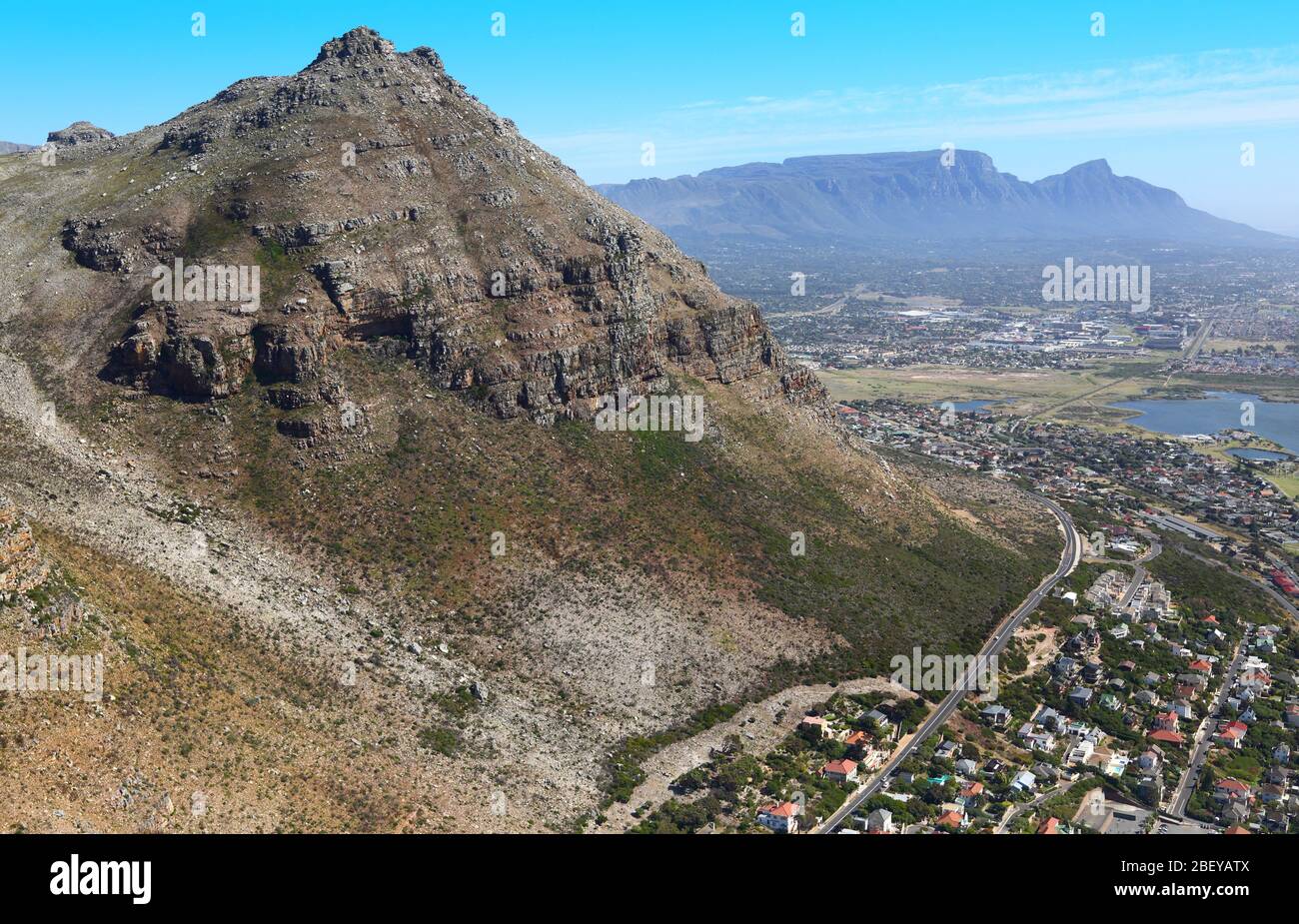 Photo aérienne du pic de Muizenberg avec la montagne de la table en arrière-plan Banque D'Images