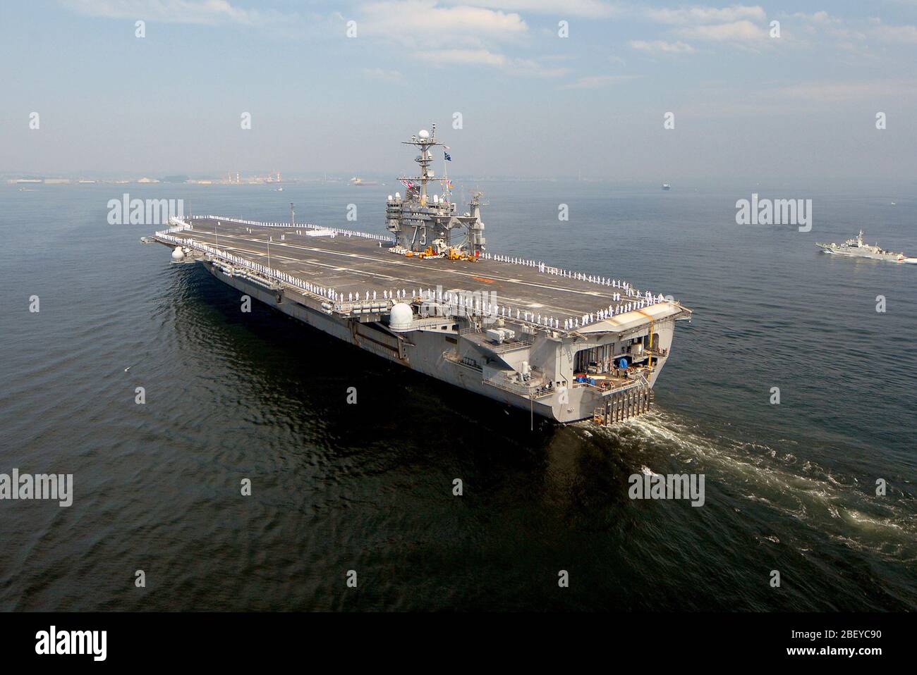 Océan Pacifique (Juillet 26, 2012) - La Marine américaine déployée sur l'avenir, le porte-avions USS George Washington (CVN 73) transits dans la baie de Tokyo qu'il retourne à son emplacement d'exploitation de Yokosuka, Japon. Le porte-avions Nimitz-classe a quitté Activités liées à la flotte de Yokosuka le 26 mai pour commencer sa patrouille 2012. George Washington et son aile, l'air carrier Air Wing 5 (CVW), fournir une force prête au combat qui protège et défend l'intérêt maritime collective des États-Unis et de ses alliés et partenaires dans la région Asie-Pacifique. Banque D'Images
