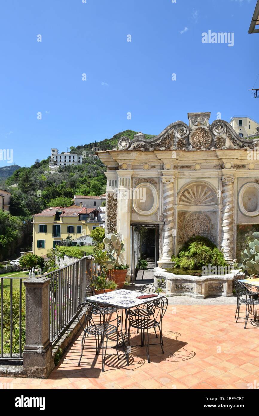 Tables sur la terrasse d'un jardin public dans la ville de Salerne Banque D'Images