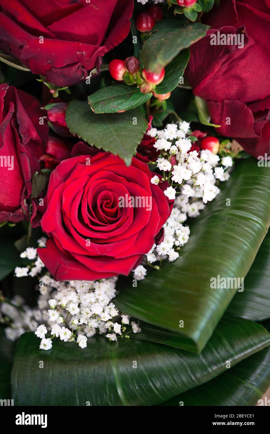détail du bouquet de roses fraîches de couleur. Cérémonie de mariage Banque D'Images