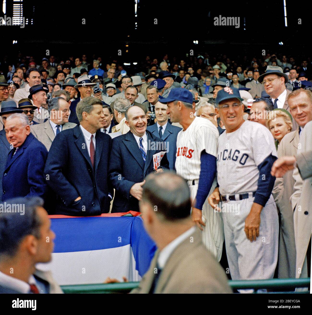 10 avril 1961, jour de l'ouverture de la saison de baseball 1961 Le président John F. Kennedy et Assistant spécial du président Dave Pouvoirs Greet ancien joueur des Sénateurs Washington James Barton mickey' et 'Vernon Gestionnaire des Chicago White Sox Alfonso Ramon Lopez 'Al' avant le premier match du tournoi de la saison de baseball 1961 Banque D'Images