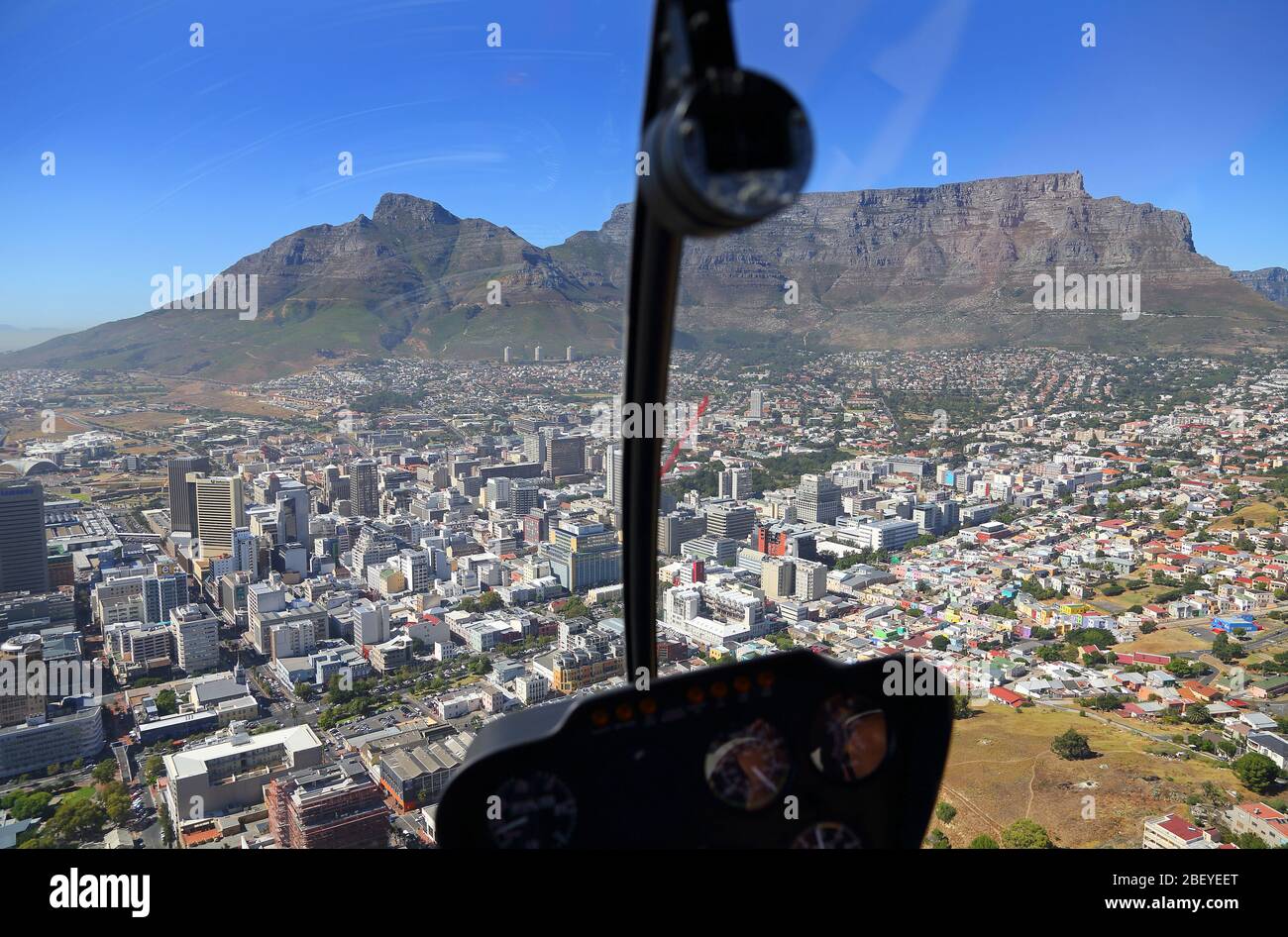Photo de l'intérieur du poste de pilotage en hélicoptère en direction du centre d'affaires du Cap et de la montagne de la Table Banque D'Images