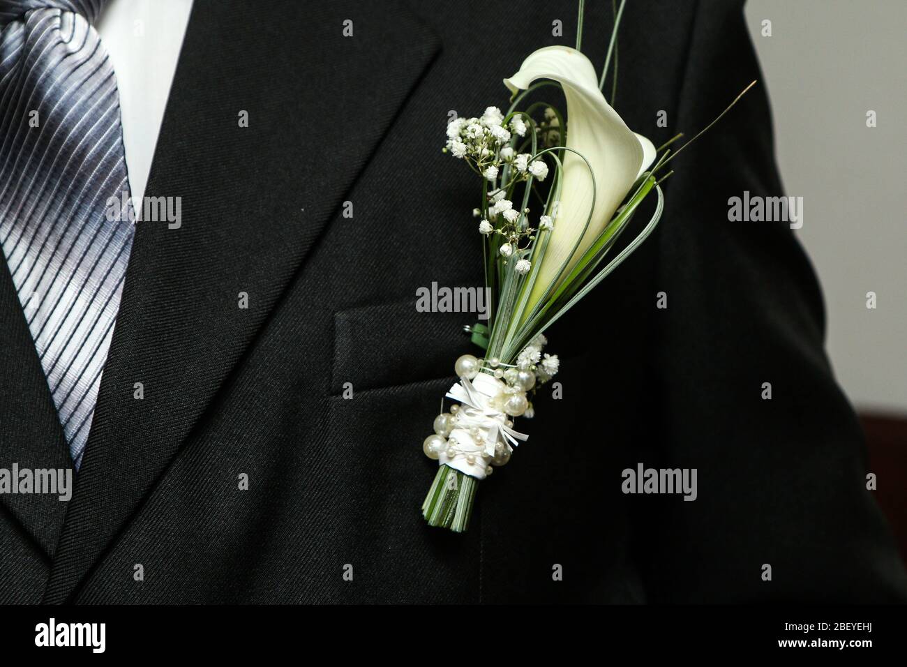 Une photo détaillée de la fleur du marié épinglée sur le costume. Une décoration traditionnelle pour le mariage. Banque D'Images