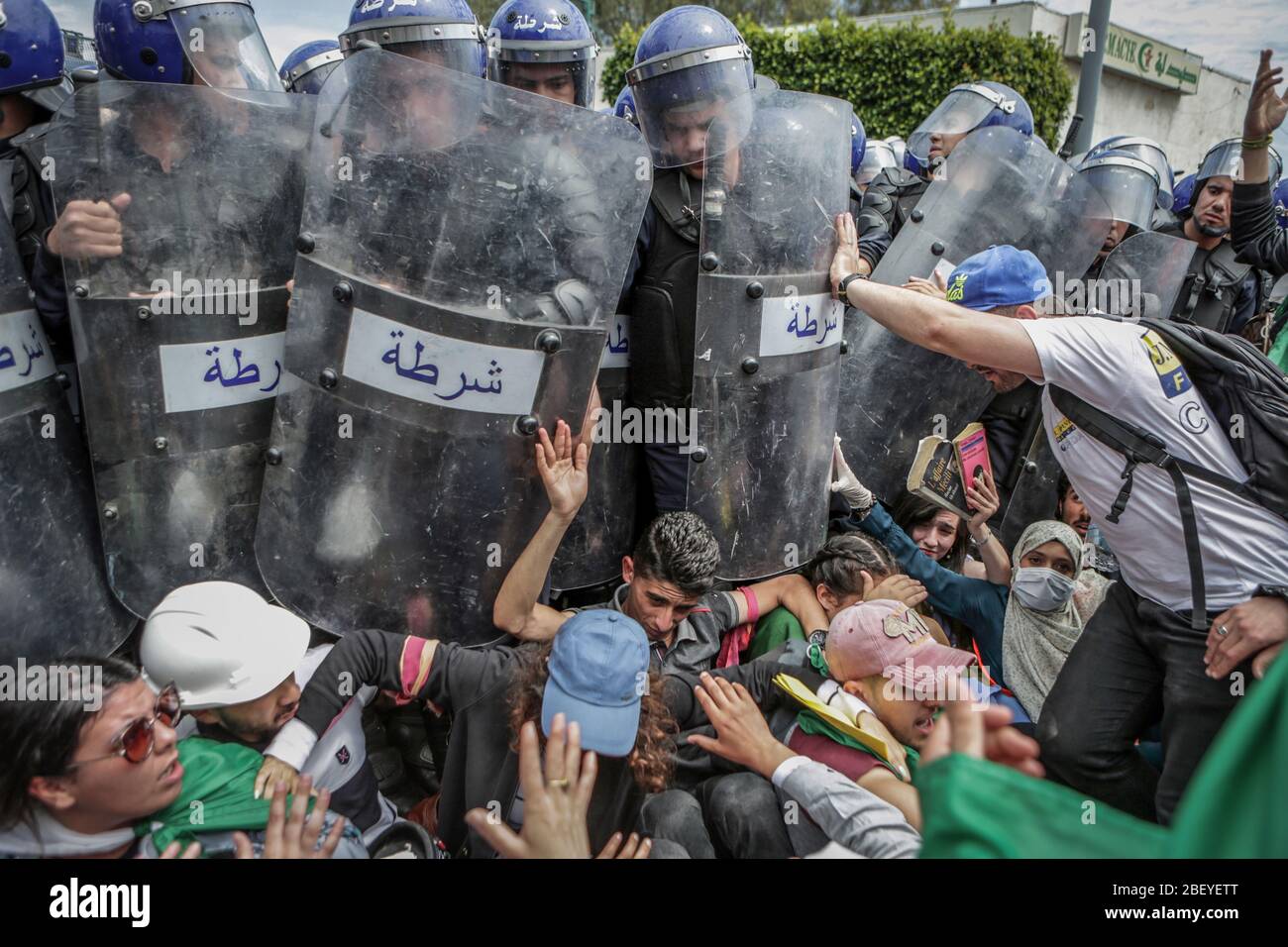 Algier, Algérie. 21 mai 2019. World Press photo 2020, catégorie SPOT NEWS - PREMIER PRIX, CÉLIBATAIRES: Les étudiants algériens s'affrontent avec la police de émeute algérienne lors d'une manifestation contre le gouvernement. Avec cette photo (titre : ' collision avec la police lors d'une démonstration anti-gouvernementale') le photographe dpa Farouk Batiche d'Algérie a remporté le premier prix dans le crédit : dpa/Alay Live News Banque D'Images