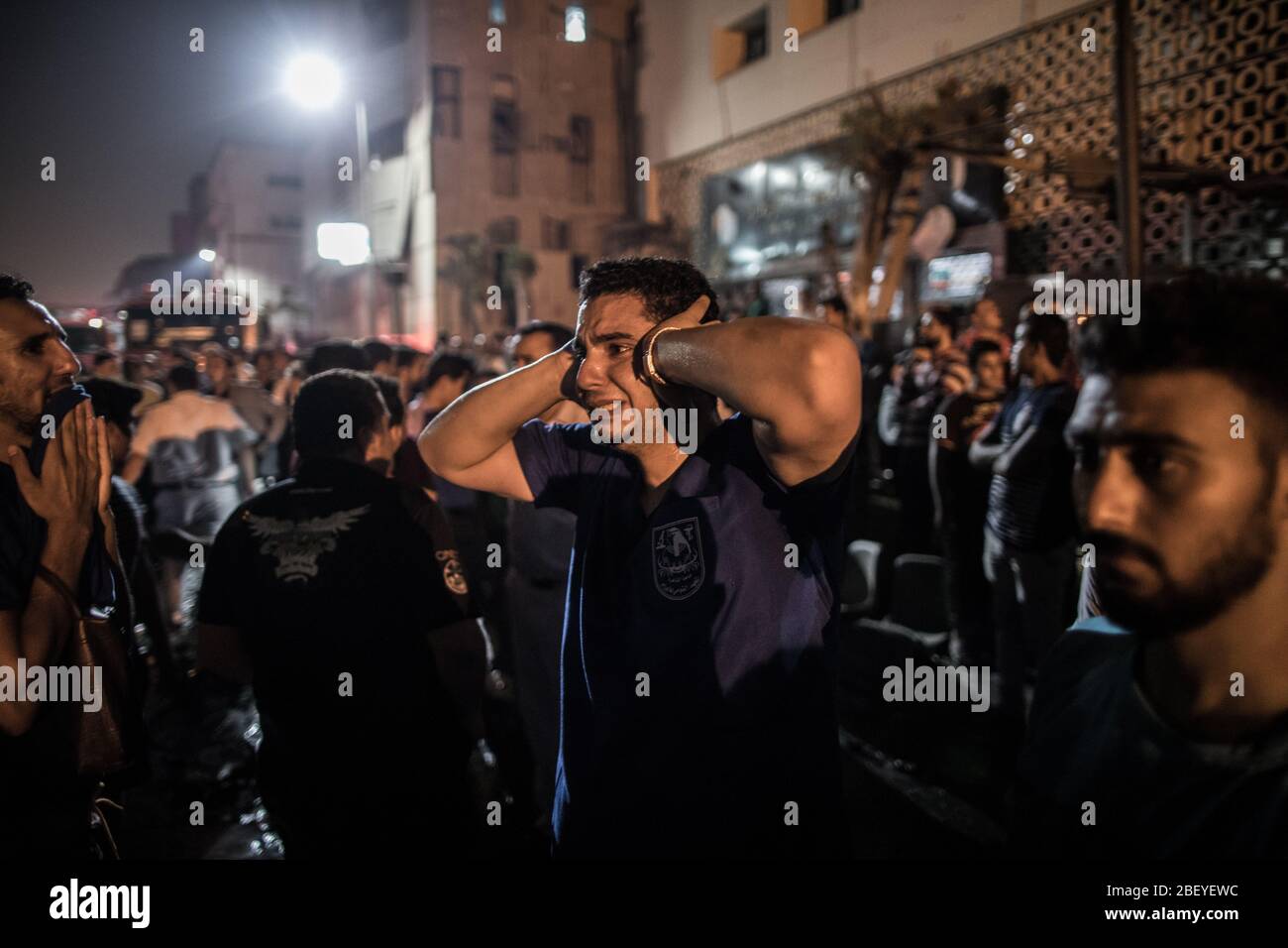 Kairo, Egypte. 05 août 2019. World Press photo 2020, catégorie 'NOUVELLES DU POT - TROISIÈME PRIX, HISTOIRES': Les gens se tenant près de l'institut de recherche sur le cancer après l'explosion. Au moins 20 personnes sont mortes et au moins 47 autres ont été blessées dans l'attaque terroriste, que le gouvernement égyptien accuse le mouvement islamiste de Hadm de mener à bien. Avec sa série de photos e crédit: dpa/Alay Live News Banque D'Images
