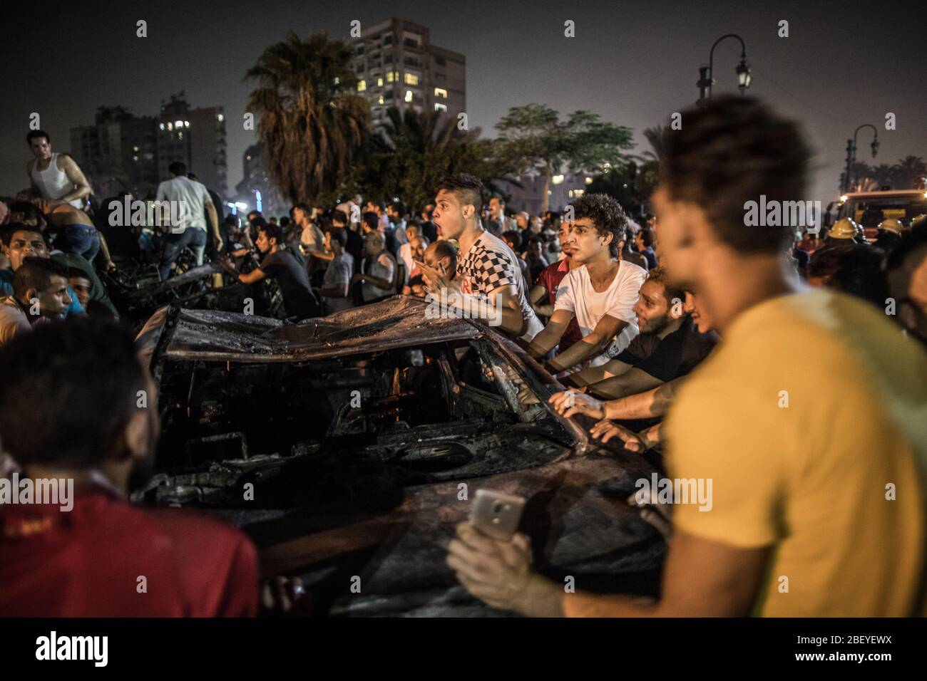 Kairo, Egypte. 05 août 2019. World Press photo 2020, catégorie 'NOUVELLES DU POT - TROISIÈME PRIX, HISTOIRES': Les hommes réagissent après l'explosion près de l'institut de recherche sur le cancer. Au moins 20 personnes sont mortes et au moins 47 autres ont été blessées dans l'attaque terroriste, que le gouvernement égyptien accuse le mouvement islamiste de Hadm. Avec sa série de photos intitulée « Deadly Bomb B/dpa/Alay Live News Banque D'Images