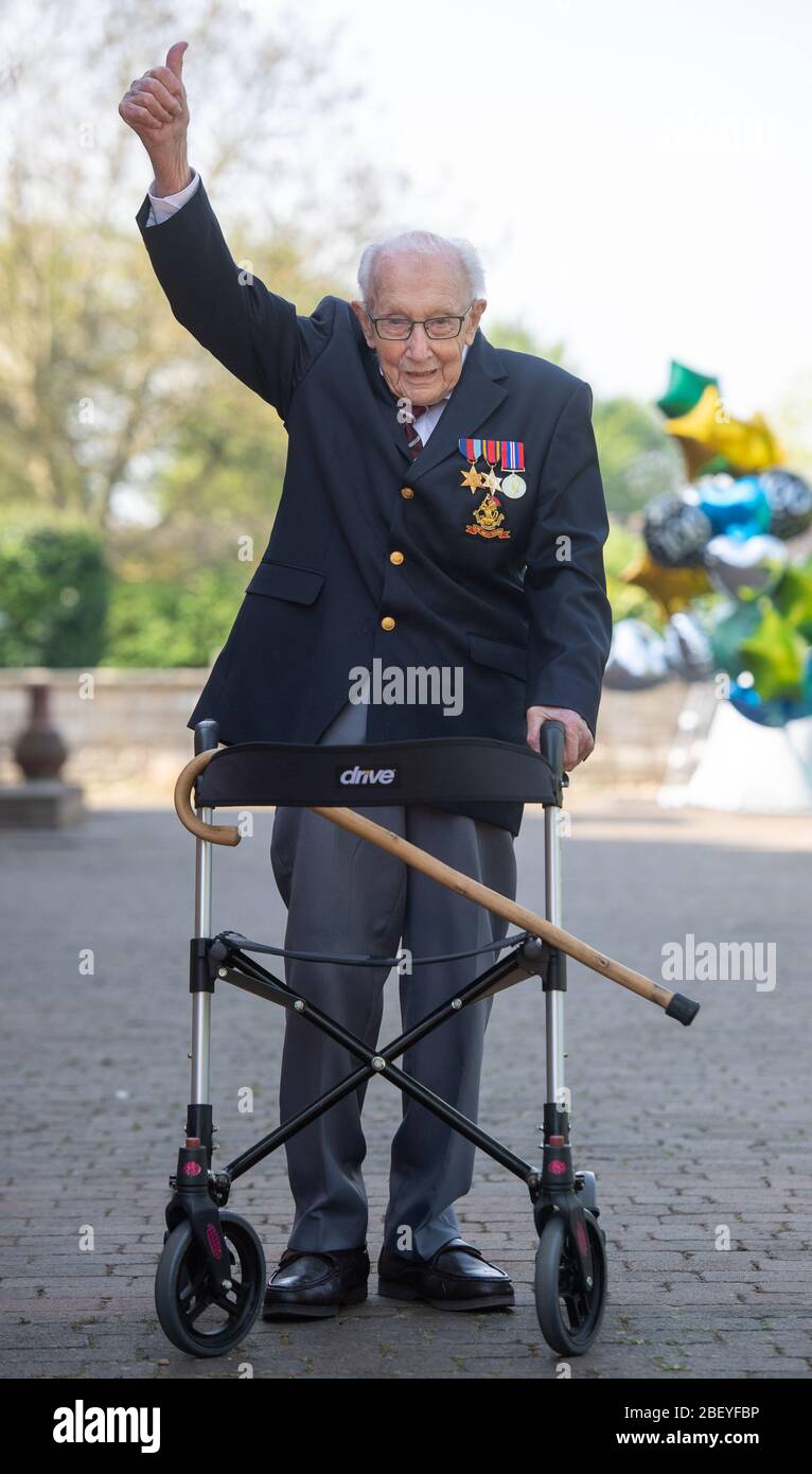 Le vétéran de guerre de 99 ans, Tom Moore, dans sa maison de Marston Morelaine, dans le Bedfordshire, a atteint son objectif de 100 tours dans son jardin, ce qui a permis de recueillir plus de 12 millions de livres pour le NHS. Banque D'Images