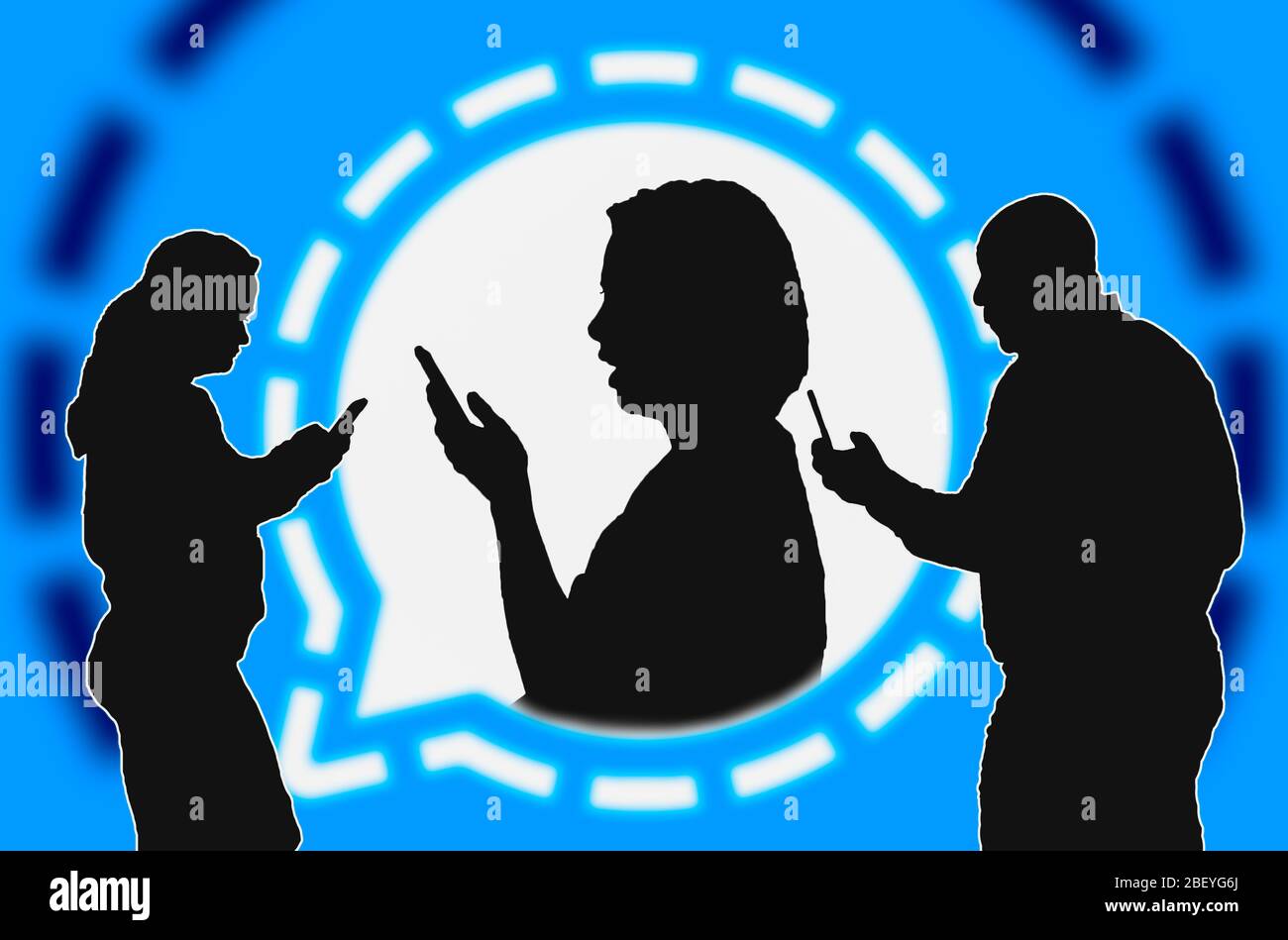 Illustration de l'application mobile de signal Messenger montrant les silhouettes qui maintiennent les smartphones à l'aide de l'application de messagerie sur les appareils mobiles. Banque D'Images