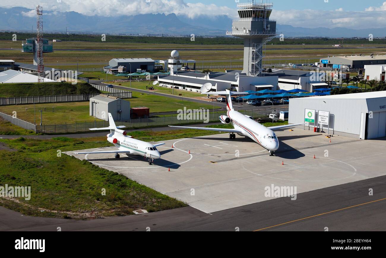 Photo aérienne de jets sur le tablier à l'aéroport international du Cap avec la Tour de contrôle de la circulation aérienne en arrière-plan Banque D'Images