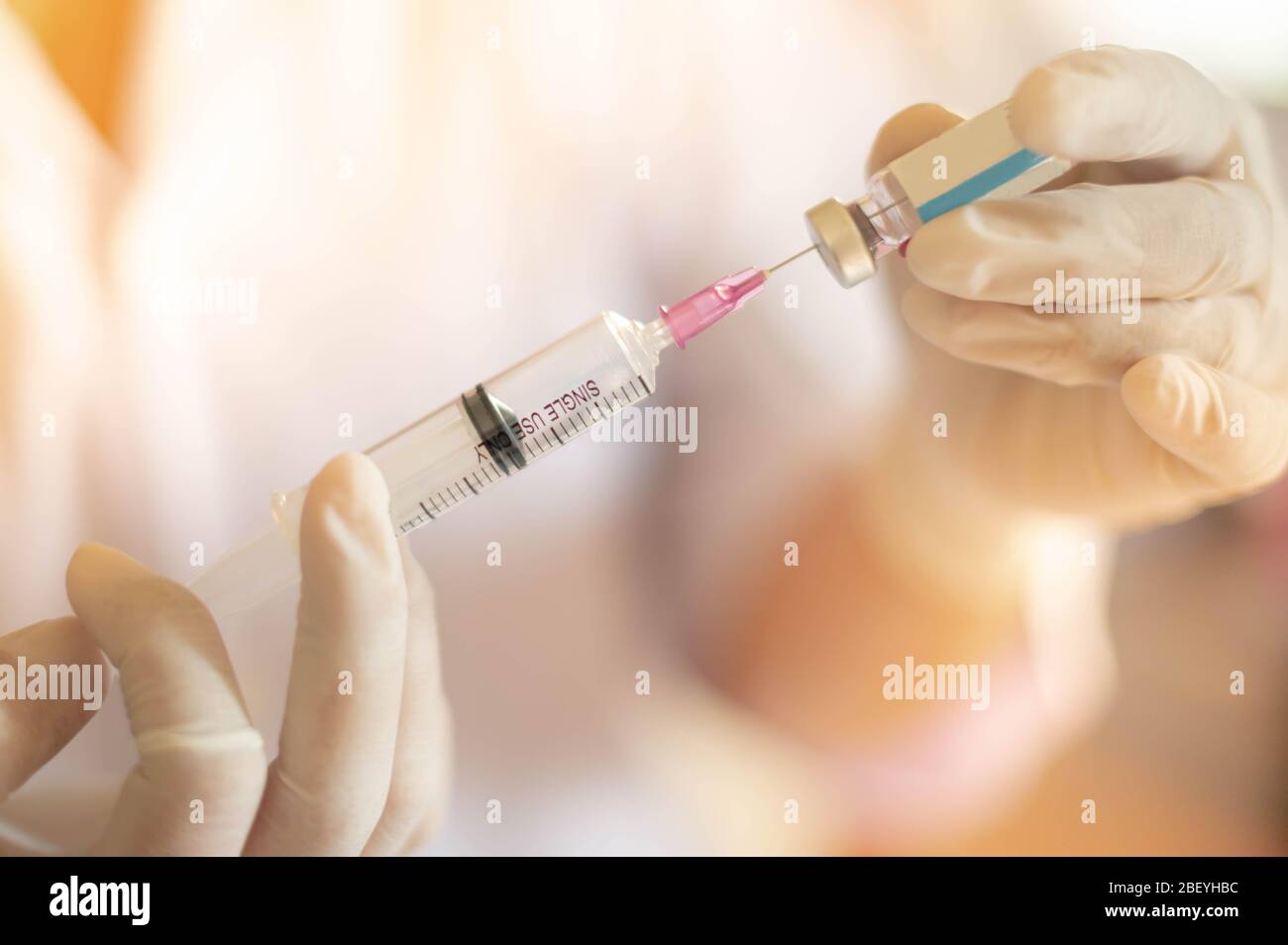 Seringue injection médicale dans la main avec matériel de vaccination à dose médicale avec aiguille. Vaccination au patient pour coronavirus (COVID-19) prot Banque D'Images