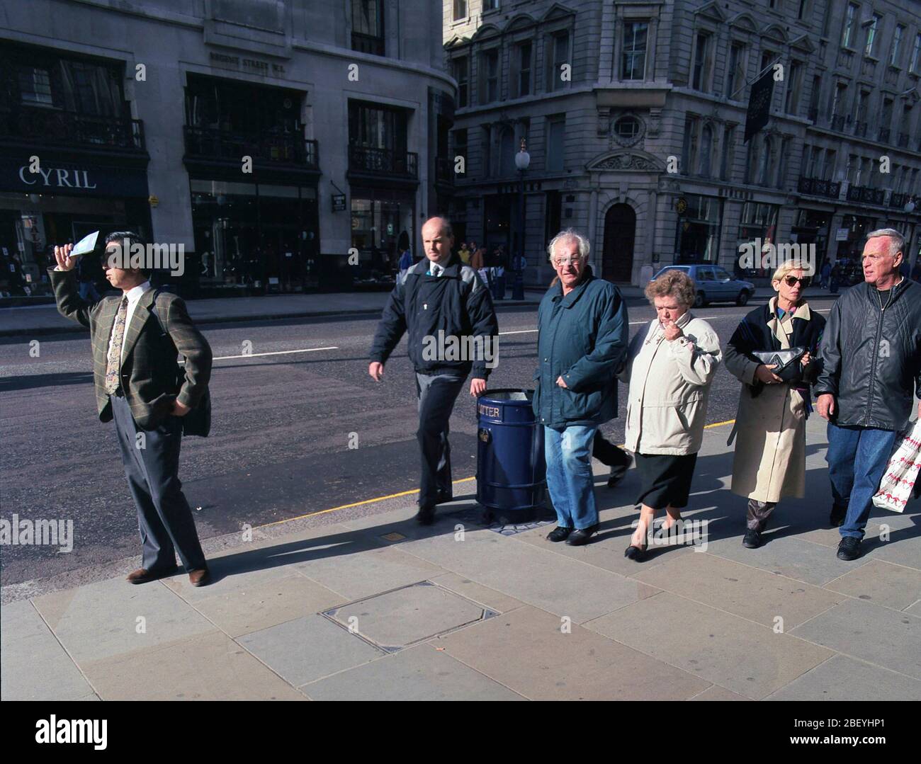 1992, les gens marchent sur Regent Street dans le centre de Londres, au Royaume-Uni Banque D'Images