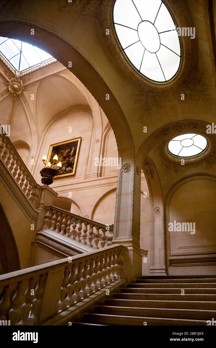 Escalier du Musée du Louvre à Paris, France. Banque D'Images